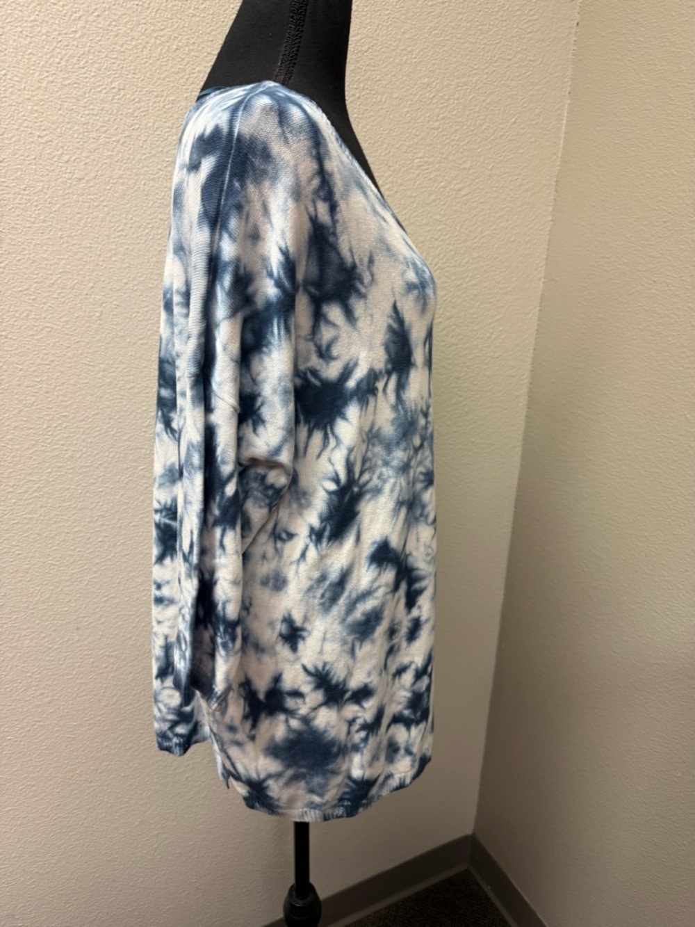 NWT GF Collection Tie Dye Sweater Large Blue White Varsity Lightweight Knit Top - Picture 5 of 9